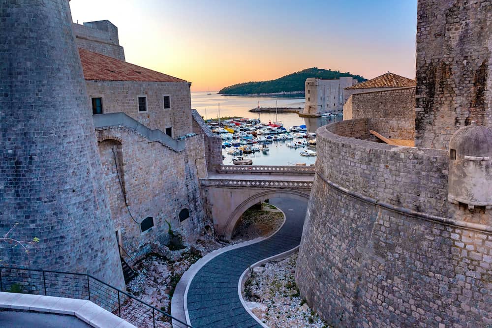 https://mdw-travel-data-us-east-1.s3.amazonaws.com/img/country/Croatia/City-Walls-of-Dubrovnik/img_03.jpg