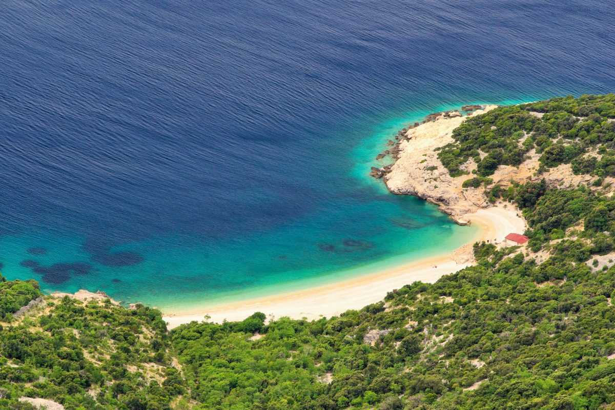https://mdw-travel-data-us-east-1.s3.amazonaws.com/img/country/Croatia/Cres-Island/img_01.jpg