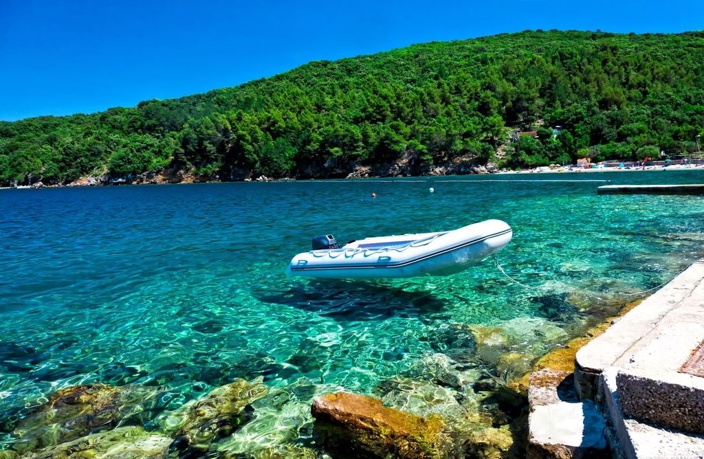 https://mdw-travel-data-us-east-1.s3.amazonaws.com/img/country/Croatia/Cres-Island/img_03.jpg