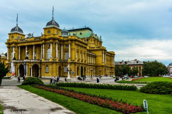 https://mdw-travel-data-us-east-1.s3.amazonaws.com/img/country/Croatia/Croatian-National-Theatre-in-Zagreb/img_01.jpg