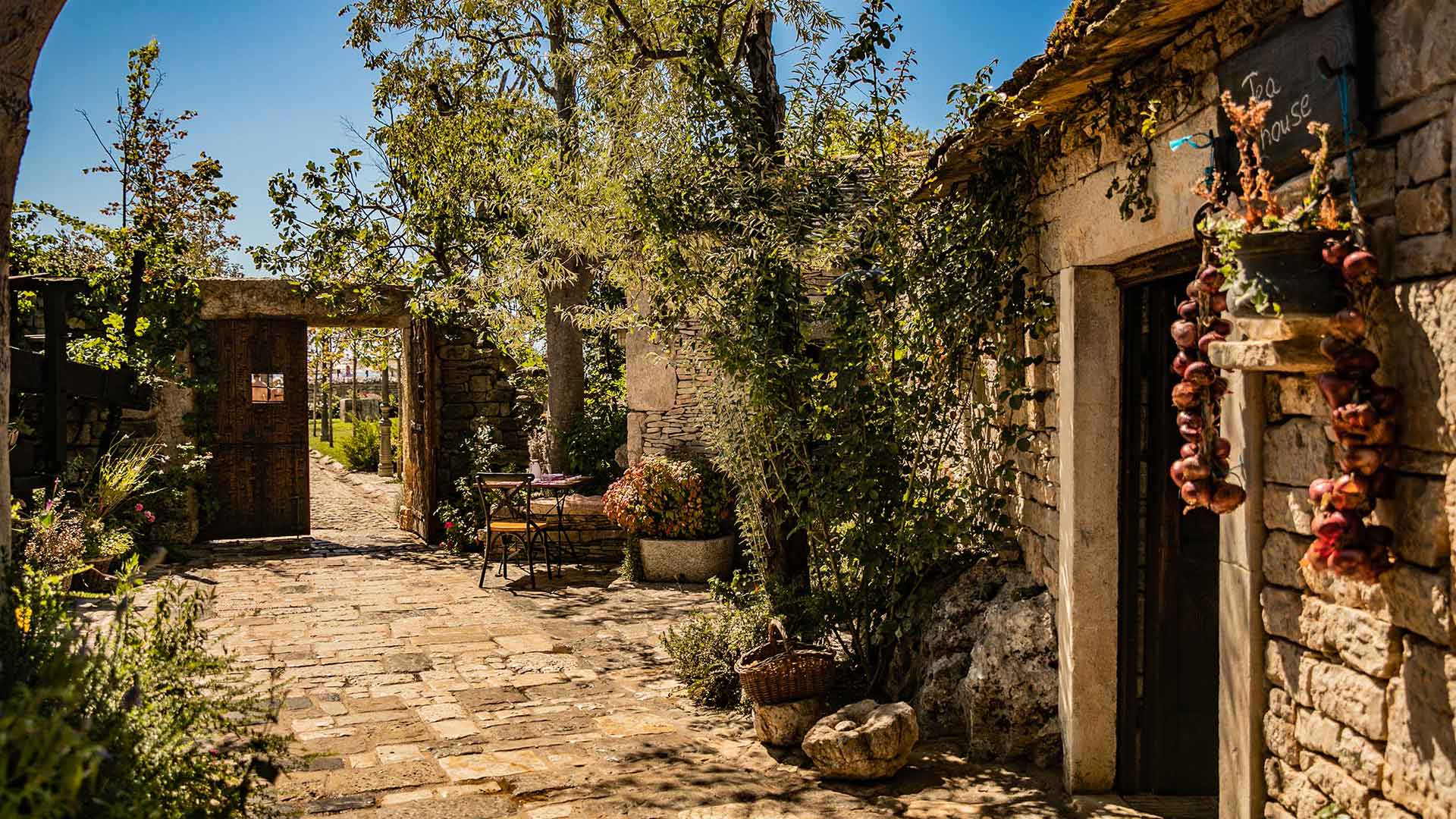 https://mdw-travel-data-us-east-1.s3.amazonaws.com/img/country/Croatia/Dalmatian-Ethno-Village/img_03.jpg