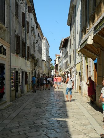 https://mdw-travel-data-us-east-1.s3.amazonaws.com/img/country/Croatia/Decumanus-Street/img_02.jpg