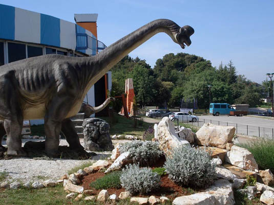 https://mdw-travel-data-us-east-1.s3.amazonaws.com/img/country/Croatia/Dinopark-Funtana/img_02.jpg