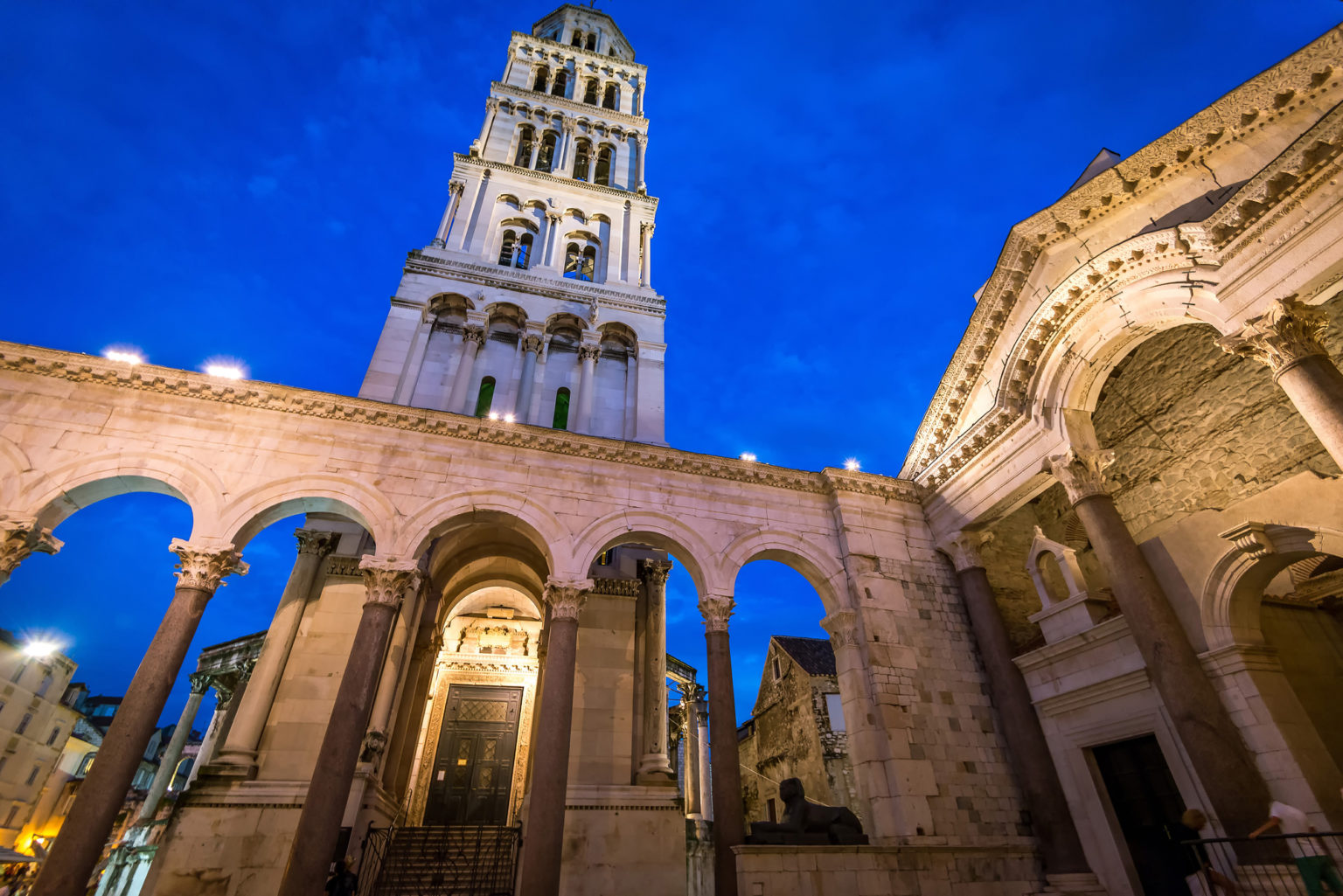 https://mdw-travel-data-us-east-1.s3.amazonaws.com/img/country/Croatia/Diocletians-Palace/img_01.jpg