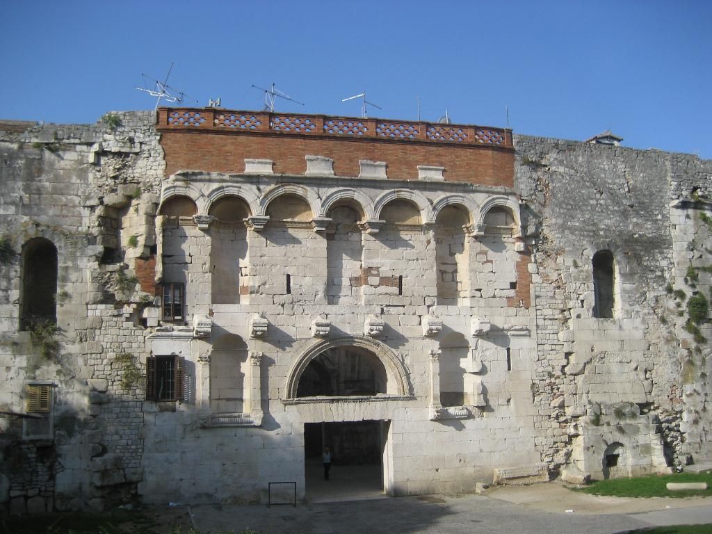 https://mdw-travel-data-us-east-1.s3.amazonaws.com/img/country/Croatia/Diocletians-Palace/img_02.jpg