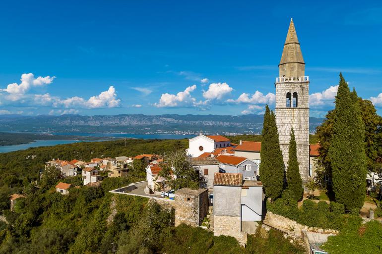 https://mdw-travel-data-us-east-1.s3.amazonaws.com/img/country/Croatia/Dobrinj-Village/img_00.jpg