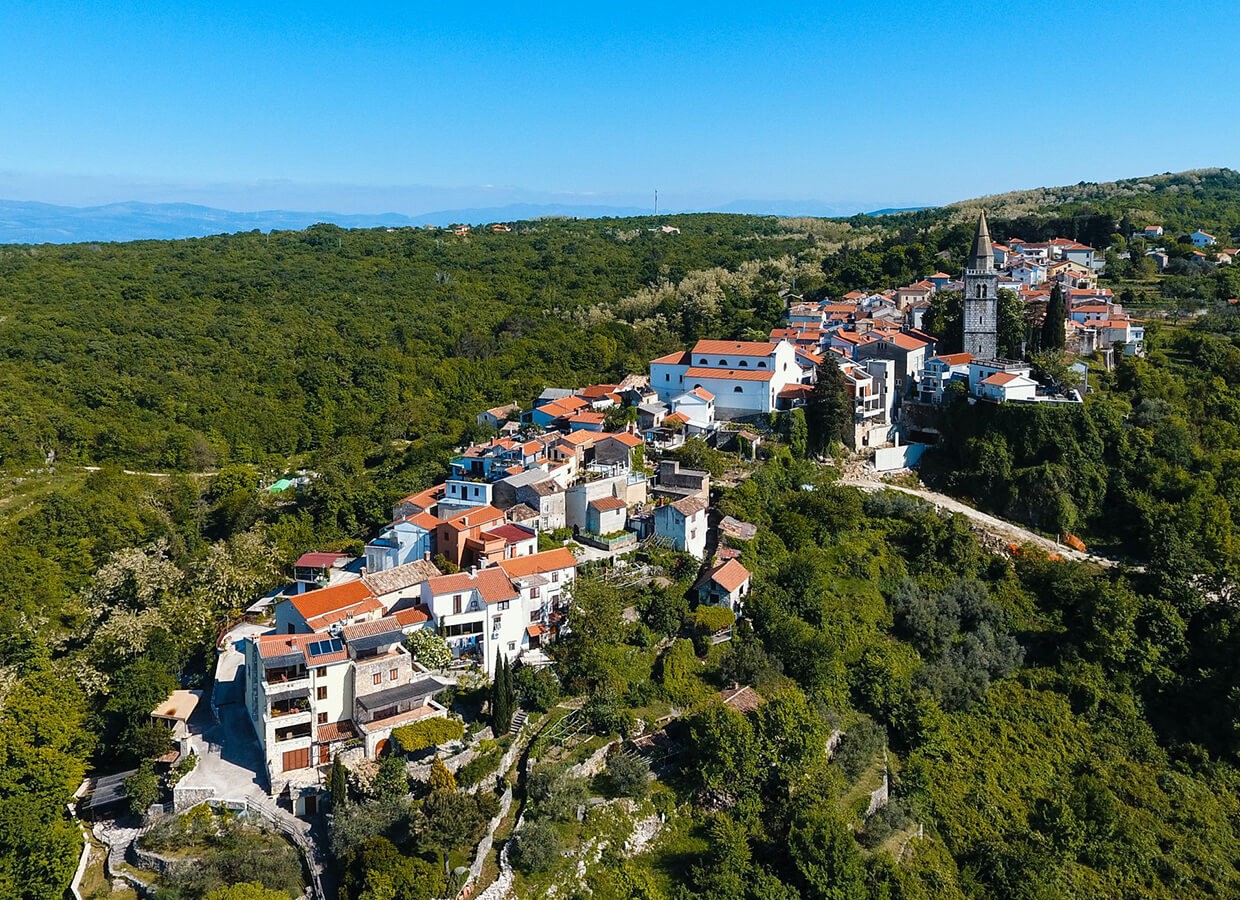 https://mdw-travel-data-us-east-1.s3.amazonaws.com/img/country/Croatia/Dobrinj-Village/img_01.jpg