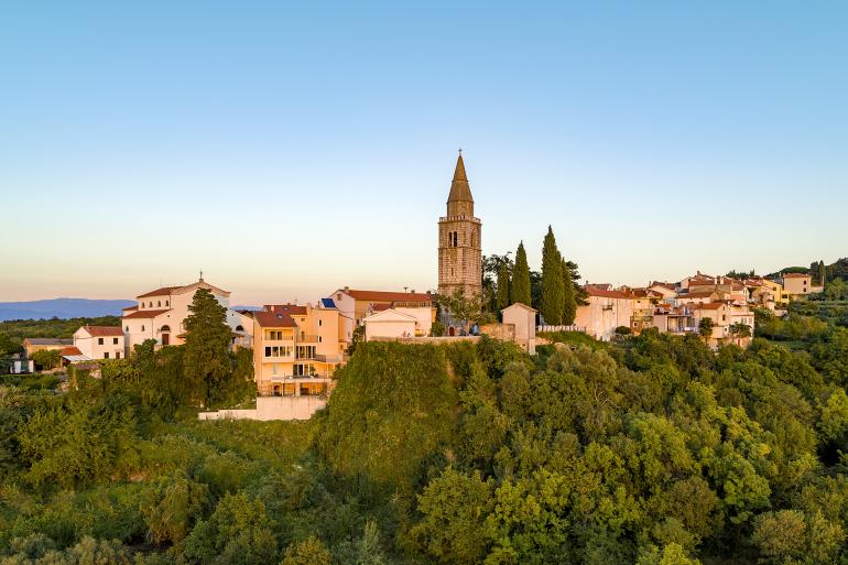 https://mdw-travel-data-us-east-1.s3.amazonaws.com/img/country/Croatia/Dobrinj-Village/img_03.jpg