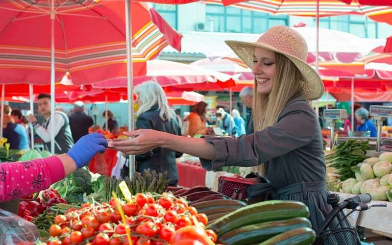 https://mdw-travel-data-us-east-1.s3.amazonaws.com/img/country/Croatia/Dolac-Market/img_02.jpg