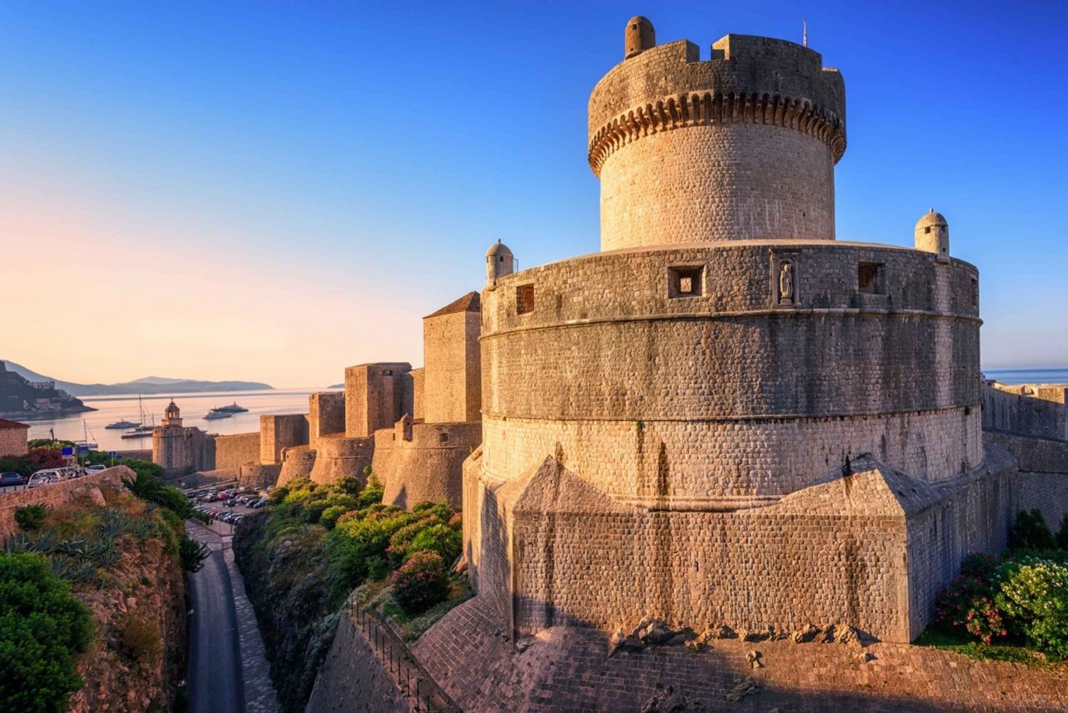 https://mdw-travel-data-us-east-1.s3.amazonaws.com/img/country/Croatia/Dubrovnik-Old-Town-Walls/img_02.jpg