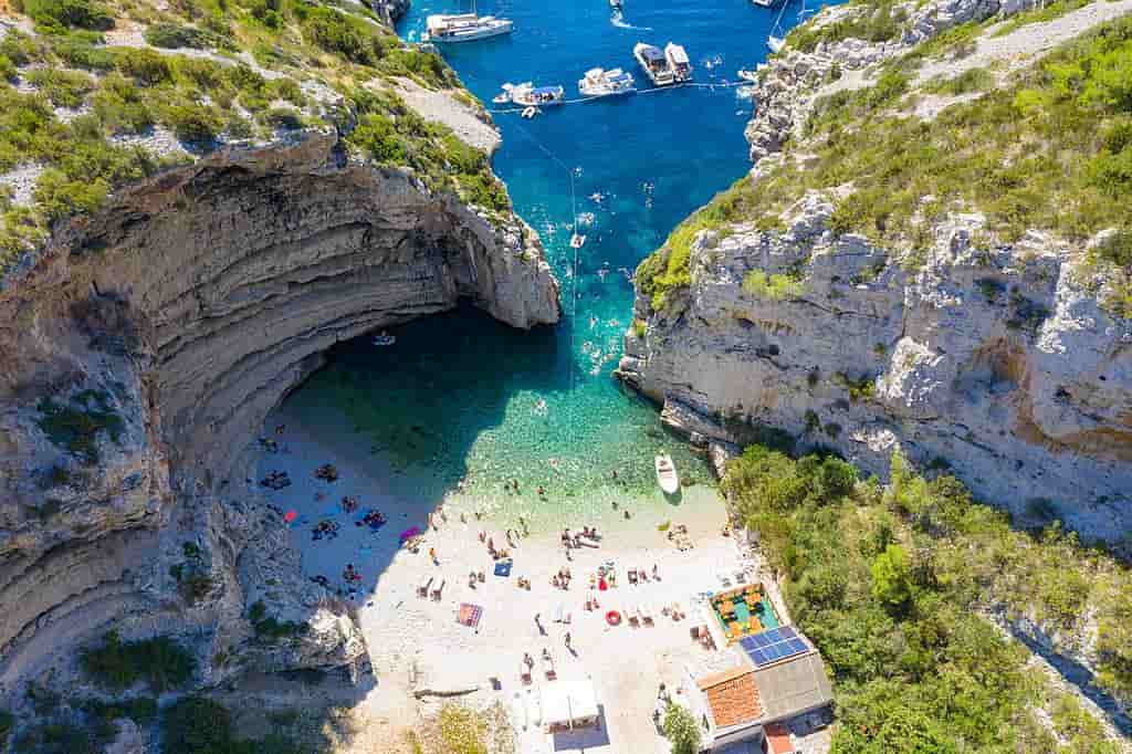 https://mdw-travel-data-us-east-1.s3.amazonaws.com/img/country/Croatia/Eastern-Gate/img_00.jpg