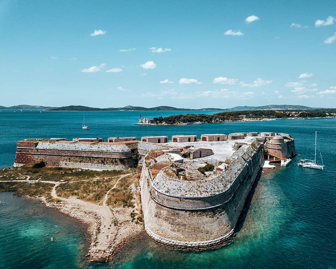 https://mdw-travel-data-us-east-1.s3.amazonaws.com/img/country/Croatia/Fortress-of-St-Nicholas/img_01.jpg