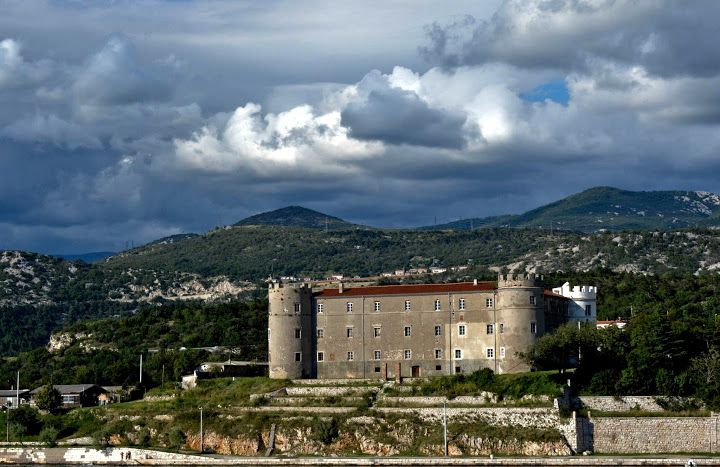 https://mdw-travel-data-us-east-1.s3.amazonaws.com/img/country/Croatia/Frankopan-Castle/img_01.jpg
