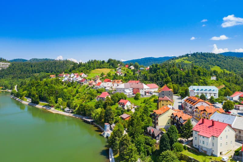https://mdw-travel-data-us-east-1.s3.amazonaws.com/img/country/Croatia/Fuzine-Lake/img_02.jpg