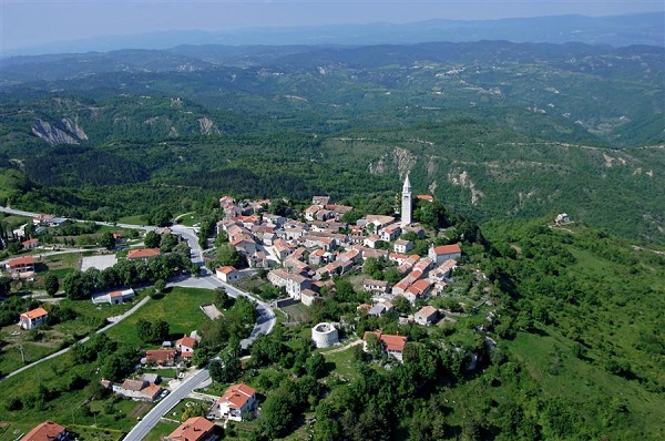 https://mdw-travel-data-us-east-1.s3.amazonaws.com/img/country/Croatia/Gracisce/img_03.jpg