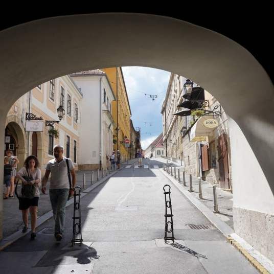 https://mdw-travel-data-us-east-1.s3.amazonaws.com/img/country/Croatia/Gradec-Stone-Gate/img_01.jpg