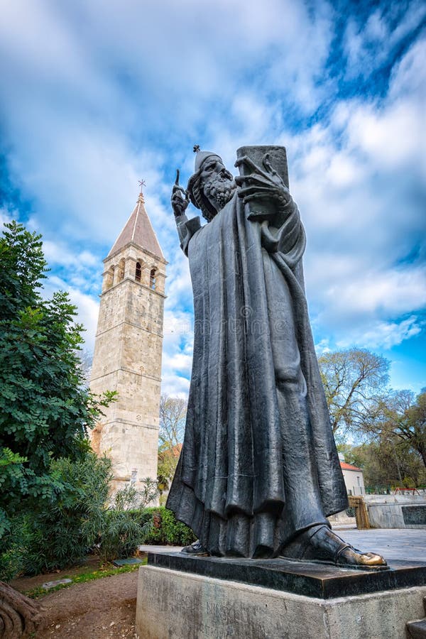 https://mdw-travel-data-us-east-1.s3.amazonaws.com/img/country/Croatia/Grgur-Ninski-Statue/img_01.jpg