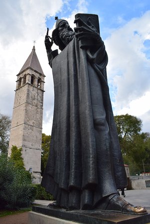 https://mdw-travel-data-us-east-1.s3.amazonaws.com/img/country/Croatia/Grgur-Ninski-Statue/img_03.jpg