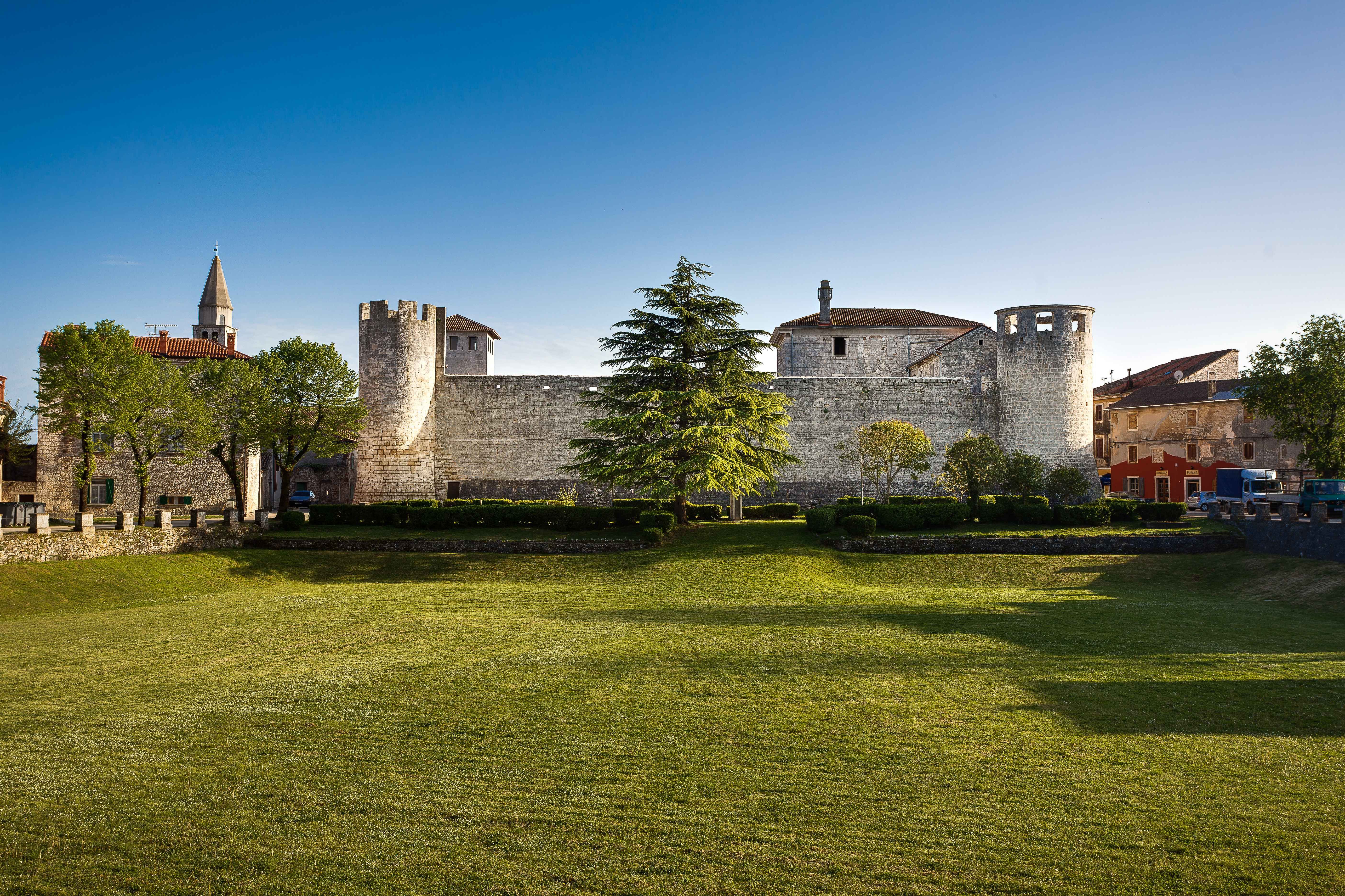 https://mdw-travel-data-us-east-1.s3.amazonaws.com/img/country/Croatia/Grimani-Castle/img_02.jpg