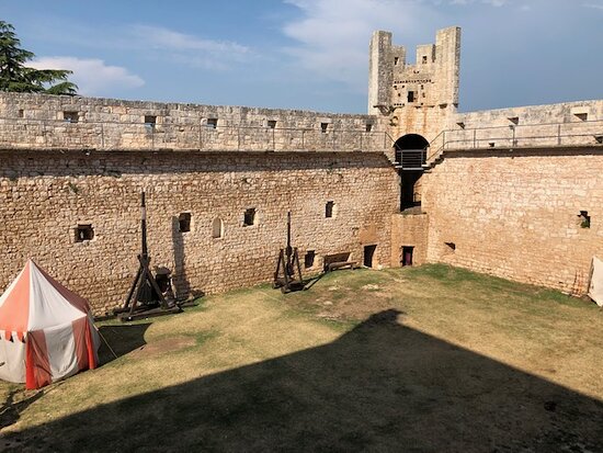 https://mdw-travel-data-us-east-1.s3.amazonaws.com/img/country/Croatia/Grimani-Castle/img_03.jpg