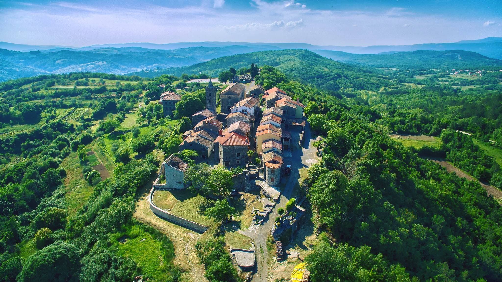 https://mdw-travel-data-us-east-1.s3.amazonaws.com/img/country/Croatia/Hum/img_00.jpg
