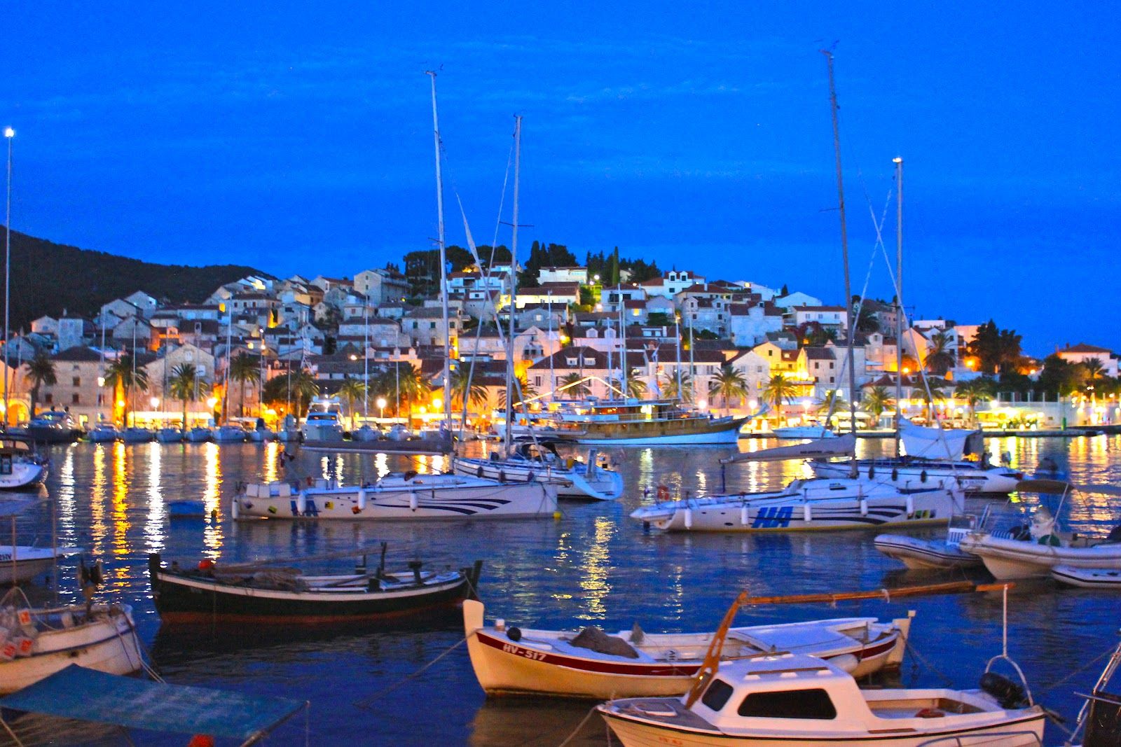 https://mdw-travel-data-us-east-1.s3.amazonaws.com/img/country/Croatia/Hvar-Cathedral/img_01.jpg