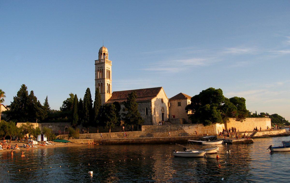 https://mdw-travel-data-us-east-1.s3.amazonaws.com/img/country/Croatia/Hvar-Cathedral/img_02.jpg