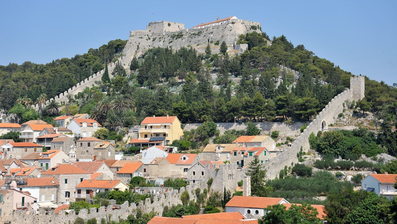 https://mdw-travel-data-us-east-1.s3.amazonaws.com/img/country/Croatia/Hvar-Fortress/img_01.jpg