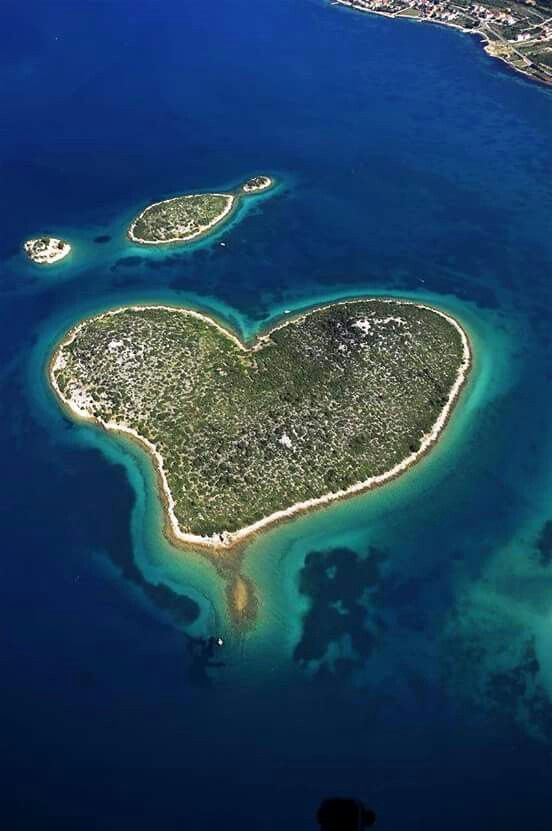 https://mdw-travel-data-us-east-1.s3.amazonaws.com/img/country/Croatia/Island-of-Love/img_01.jpg