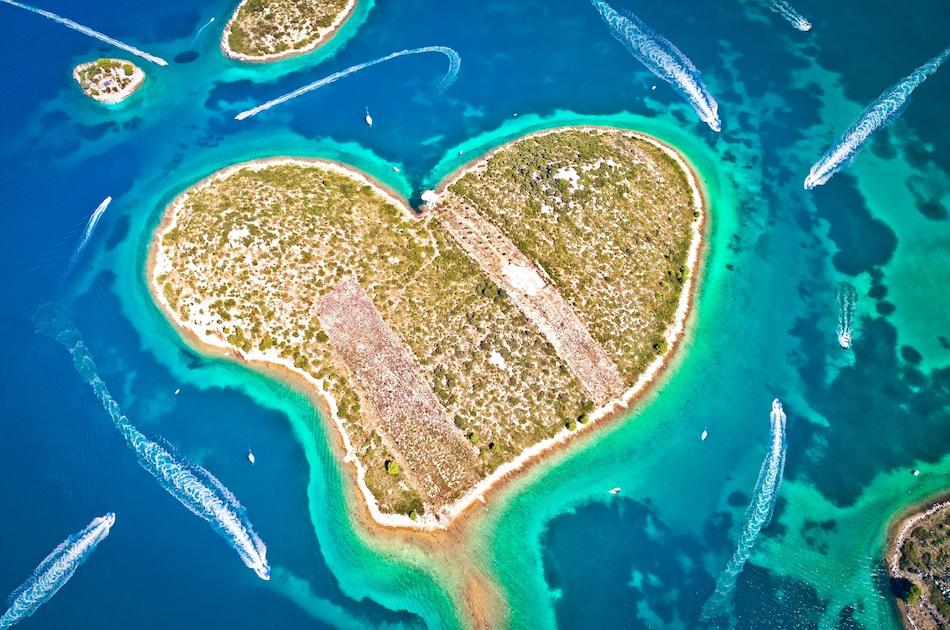https://mdw-travel-data-us-east-1.s3.amazonaws.com/img/country/Croatia/Island-of-Love/img_02.jpg