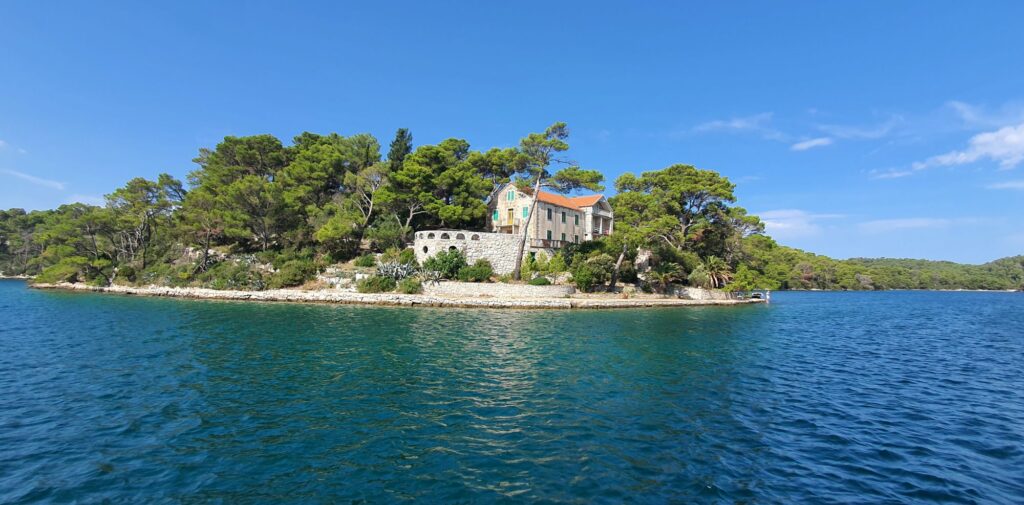 https://mdw-travel-data-us-east-1.s3.amazonaws.com/img/country/Croatia/Island-of-Mljet/img_01.jpg