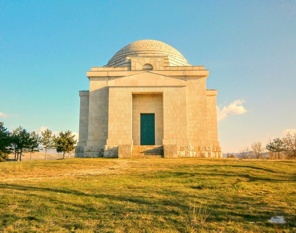 https://mdw-travel-data-us-east-1.s3.amazonaws.com/img/country/Croatia/Ivan-Mestrovic-Mausoleum/img_01.jpg
