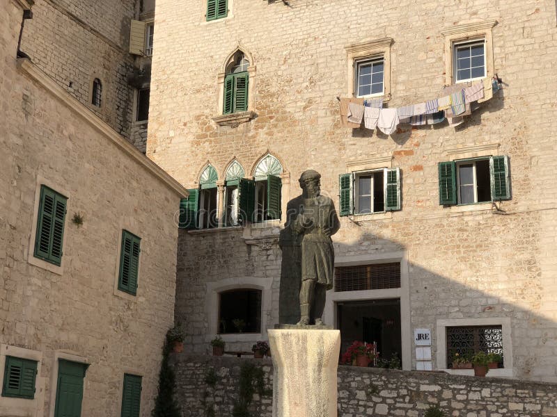 https://mdw-travel-data-us-east-1.s3.amazonaws.com/img/country/Croatia/Juraj-Dalmatinac-Statue/img_01.jpg