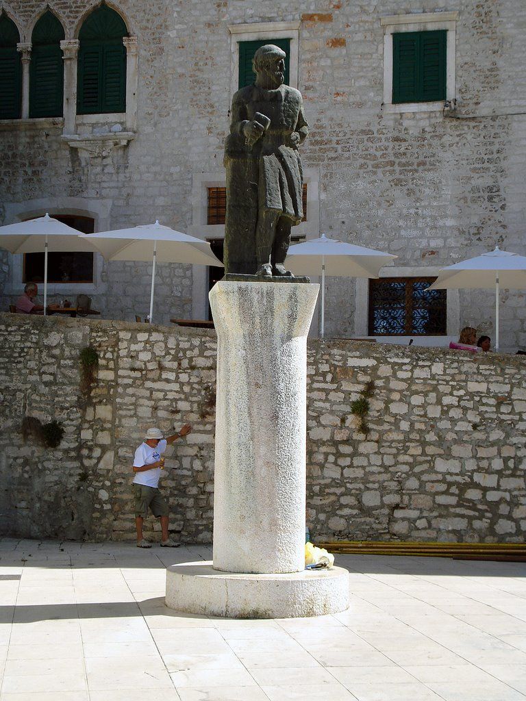 https://mdw-travel-data-us-east-1.s3.amazonaws.com/img/country/Croatia/Juraj-Dalmatinac-Statue/img_02.jpg