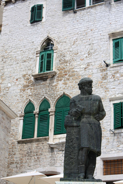 https://mdw-travel-data-us-east-1.s3.amazonaws.com/img/country/Croatia/Juraj-Dalmatinac-Statue/img_03.jpg