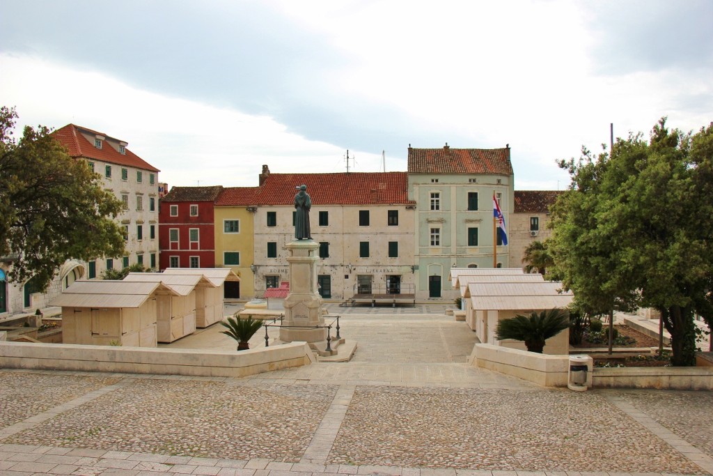 https://mdw-travel-data-us-east-1.s3.amazonaws.com/img/country/Croatia/Kacic-Square/img_02.jpg