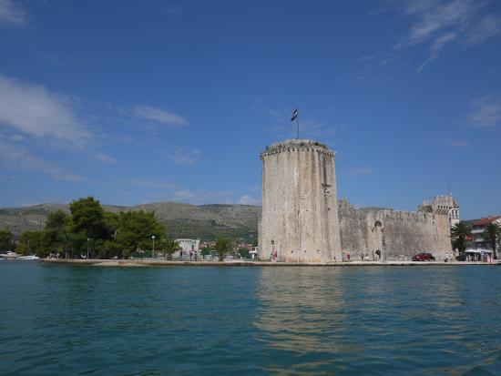 https://mdw-travel-data-us-east-1.s3.amazonaws.com/img/country/Croatia/Kamerlengo-Fortress/img_01.jpg