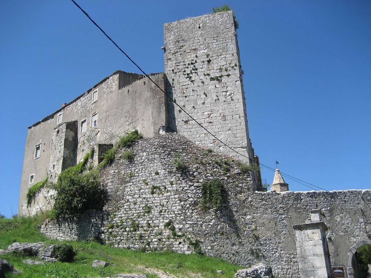 https://mdw-travel-data-us-east-1.s3.amazonaws.com/img/country/Croatia/Kastel-Hill/img_02.jpg
