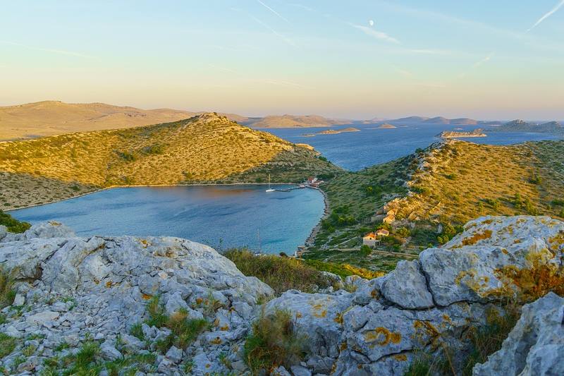 https://mdw-travel-data-us-east-1.s3.amazonaws.com/img/country/Croatia/Kornati-Islands-National-Park/img_03.jpg