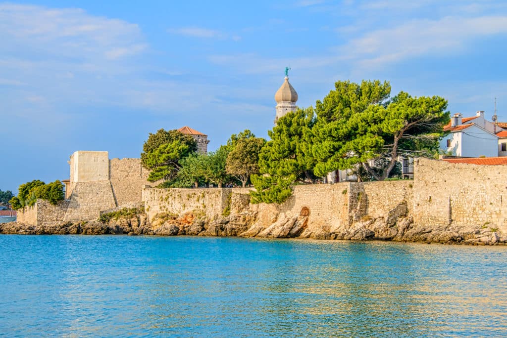 https://mdw-travel-data-us-east-1.s3.amazonaws.com/img/country/Croatia/Krk-City-Walls/img_01.jpg