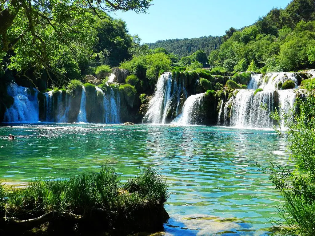 https://mdw-travel-data-us-east-1.s3.amazonaws.com/img/country/Croatia/Krk-Fish-Market/img_02.jpg