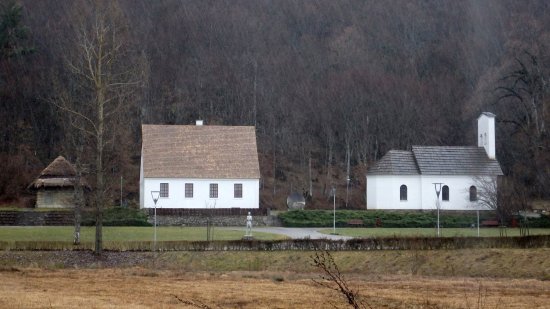 https://mdw-travel-data-us-east-1.s3.amazonaws.com/img/country/Croatia/Lika-Tesla-Memorial-Center/img_03.jpg