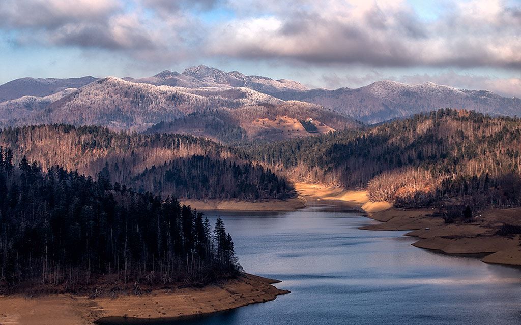 https://mdw-travel-data-us-east-1.s3.amazonaws.com/img/country/Croatia/Lokve-Lake/img_02.jpg