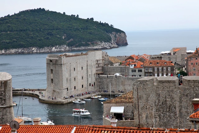 https://mdw-travel-data-us-east-1.s3.amazonaws.com/img/country/Croatia/Medieval-Medulic-Palace/img_02.jpg