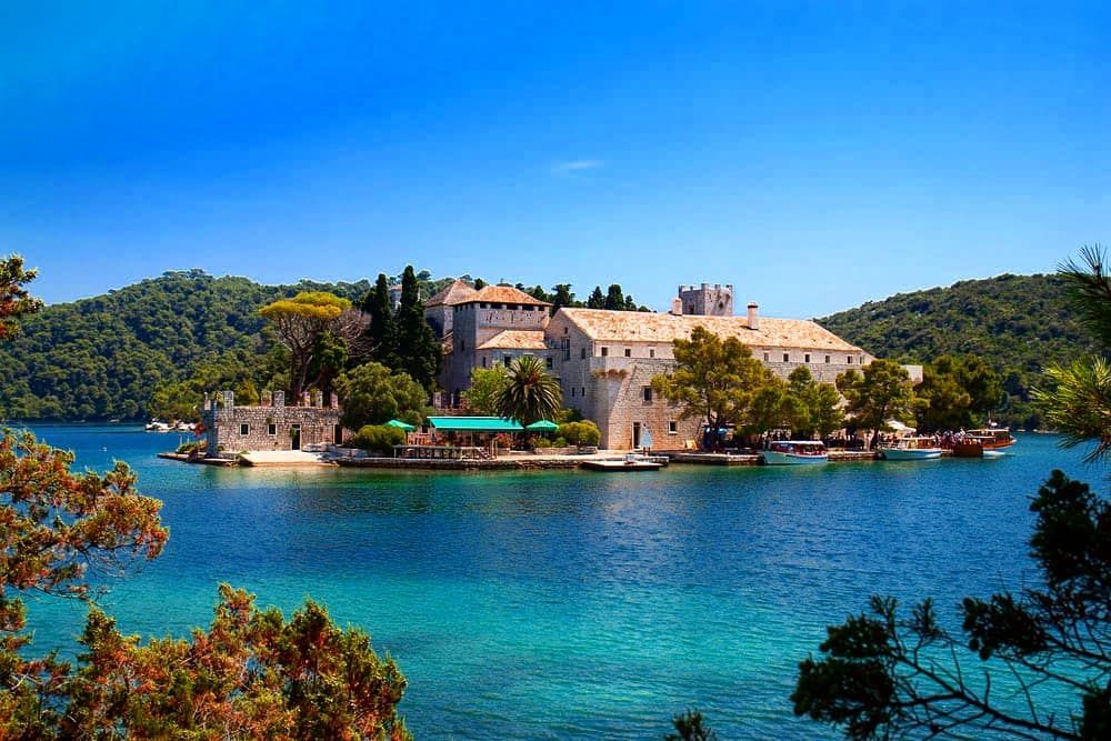 https://mdw-travel-data-us-east-1.s3.amazonaws.com/img/country/Croatia/Mljet-Lakes/img_01.jpg
