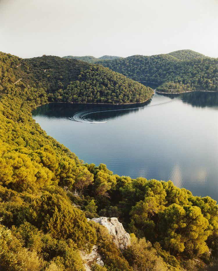 https://mdw-travel-data-us-east-1.s3.amazonaws.com/img/country/Croatia/Mljet-National-Park/img_02.jpg