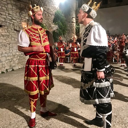 https://mdw-travel-data-us-east-1.s3.amazonaws.com/img/country/Croatia/Moreska-Sword-Dance/img_02.jpg