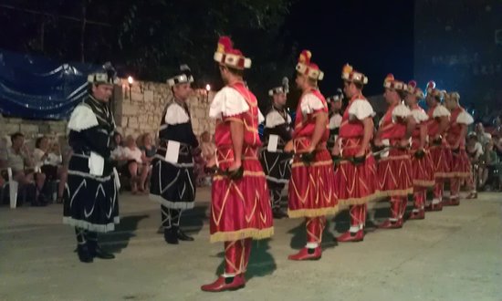 https://mdw-travel-data-us-east-1.s3.amazonaws.com/img/country/Croatia/Moreska-Sword-Dance/img_03.jpg