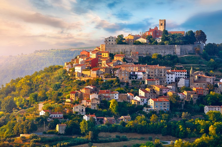https://mdw-travel-data-us-east-1.s3.amazonaws.com/img/country/Croatia/Motovun/img_01.jpg