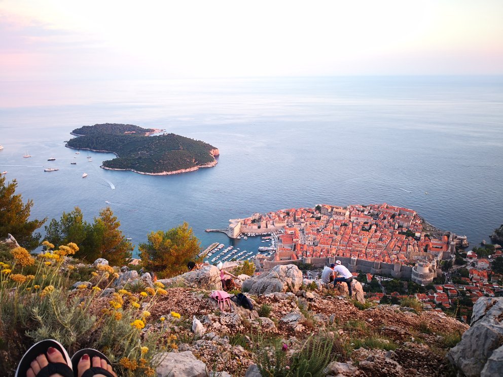 https://mdw-travel-data-us-east-1.s3.amazonaws.com/img/country/Croatia/Mount-Srd/img_01.jpg